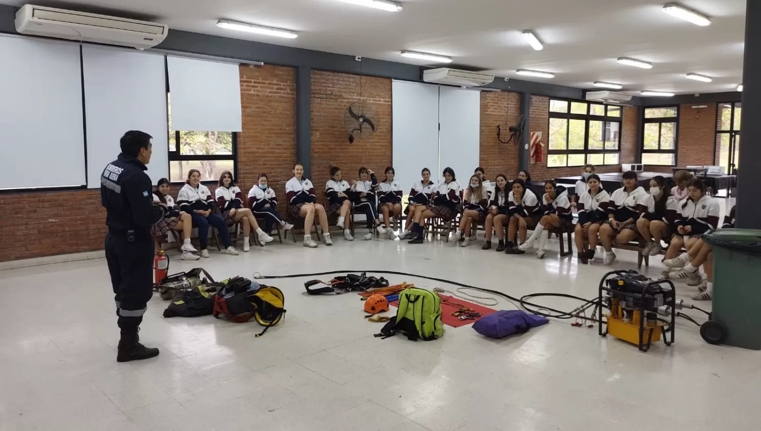 JORNADA DE CAPACITACIÓN. bomberos voluntarios de Yerba Buena dieron una charla para estudiantes.