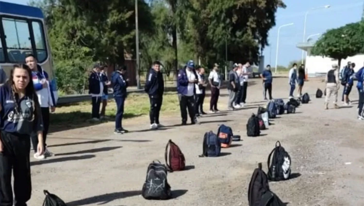 RECELO. La Policía puso demasiado empeño en los controles previos al partido entre Quilmes y San Martín.