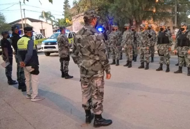 Efectivos que participaron del allanamiento. 