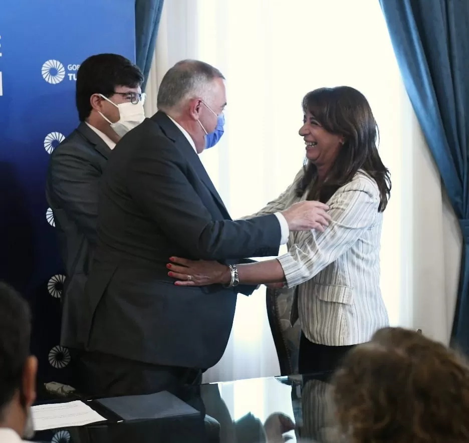 LA JURA. Jaldo y el ministro Agüero Gamboa saludan a la funcionaria.  