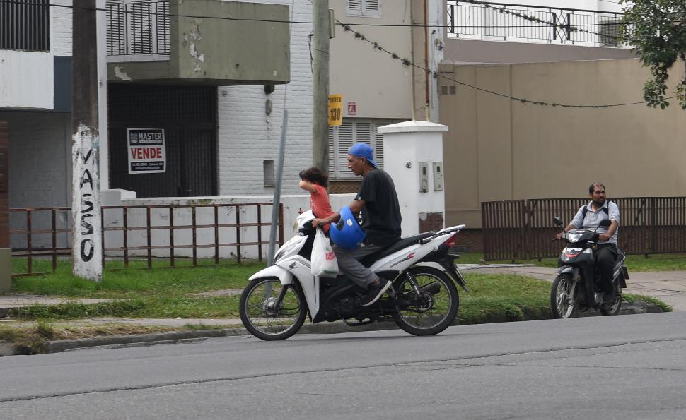 CONDUCTAS DE RIESGO. Llevar niños de forma inadecuada en las motos es algo habitual en las calles tucumanas. LA GACETA / FOTO DE JOSÉ NUNO