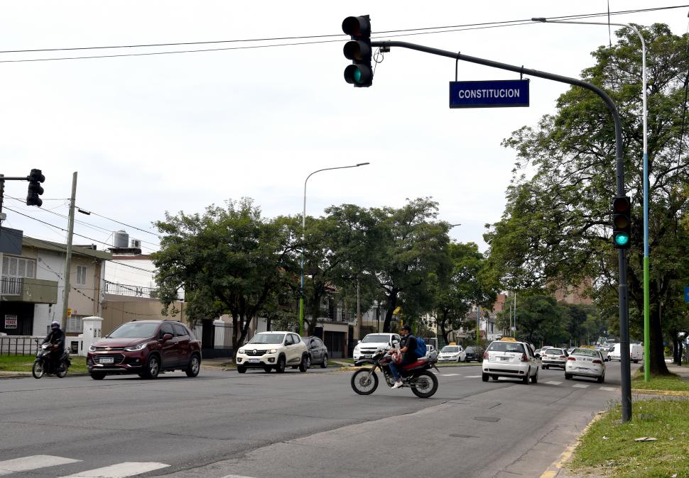 INFRACCIONES FRECUENTES. Conductores que no respetan la senda peatonal y motociclistas que manejan sin casco.