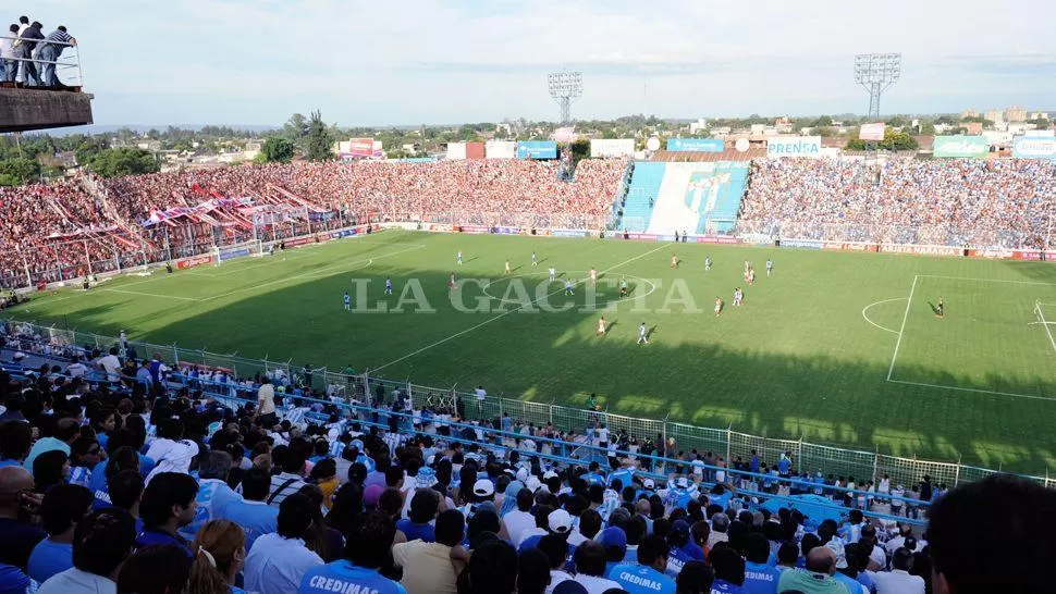 Ambas hinchadas. En 2013, Atlético y San Martín se enfrentaron por Copa Argentina en el Monumental y el partido contó con las dos parcialidades.