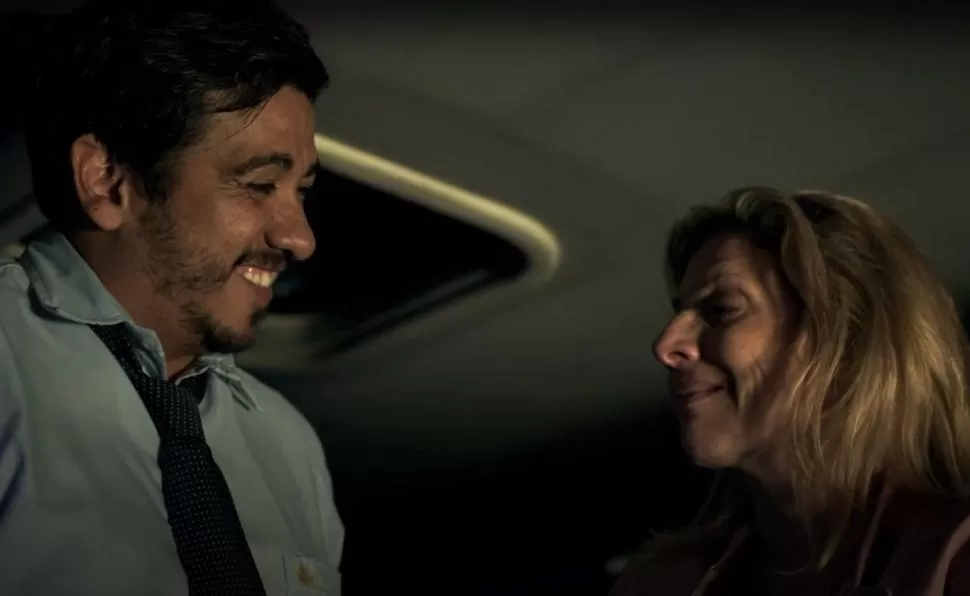 RELACIÓN FORTUITA. En “Las siamesas”, Prina interpreta a un chofer de colectivo que intima con el personaje de Valeria Lois durante un viaje. 