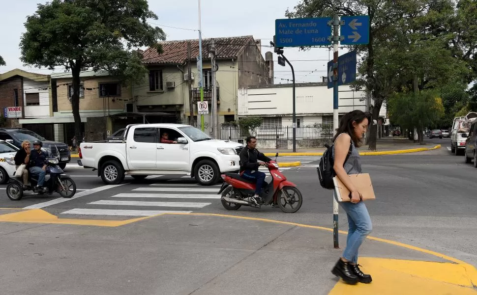 INFRACCIONES FRECUENTES. Conductores que no respetan la senda peatonal y motociclistas que manejan sin casco. LA GACETA / FOTO DE JOSÉ NUNO 