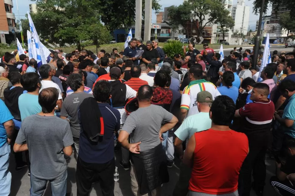 MOVILIZACIÓN. Los agremiados de la UTA se reunieron en el Monumento al Bicentenario. 