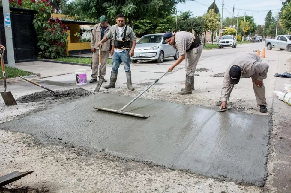 EN PLENA LABOR. Cuadrillas municipales de Yerba Buena arreglan calles. 