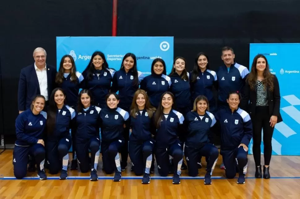 TODO LISTO. Las juveniles ya están en Rosario, donde mañana comenzarán los Juegos. El viernes, las chicas tendrán su debut contra Paraguay y luego Colombia.  