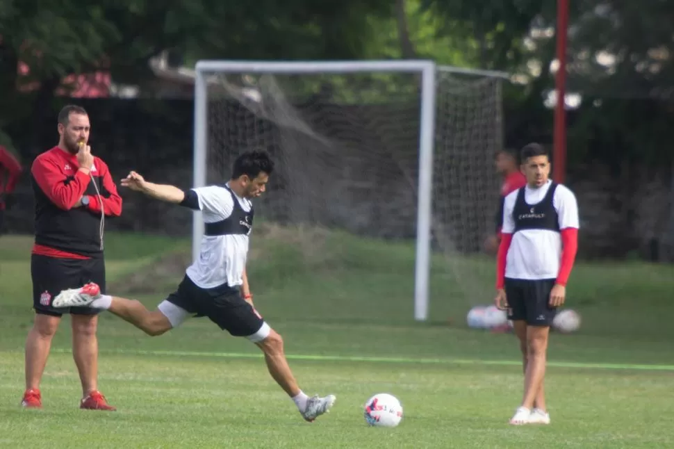 ¿JUEGA?. De Muner no dio indicios si se decidirá por “Tino” Costa o Tomás Escalante para el duelo por Copa Argentina. Según sus dichos en la semana, todo indicaría que Alberto Costa volvería al equipo.