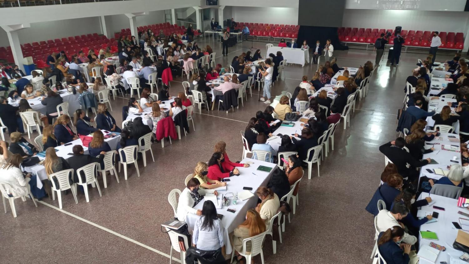 EN EL COLEGIO LA MERCED. La mesa de diálogo convocada por el Ministerio de Educación para analizar la implementación de la jornada extendida en el Nivel Inicial. Foto de LA GACETA / Analía Jaramillo