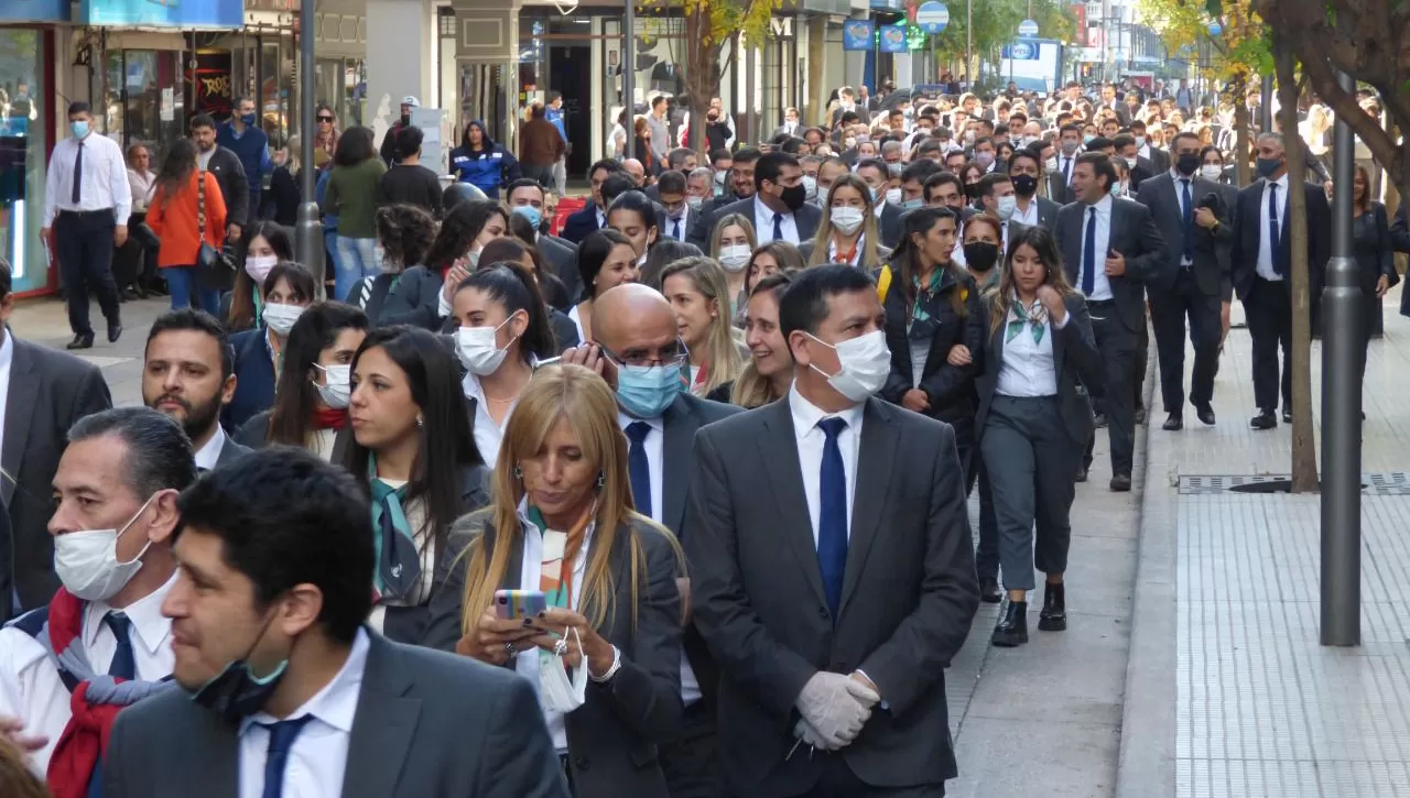 PRESENCIA. Los bancarios llenaron las calles del microcentro durante la movilización de esta mañana.