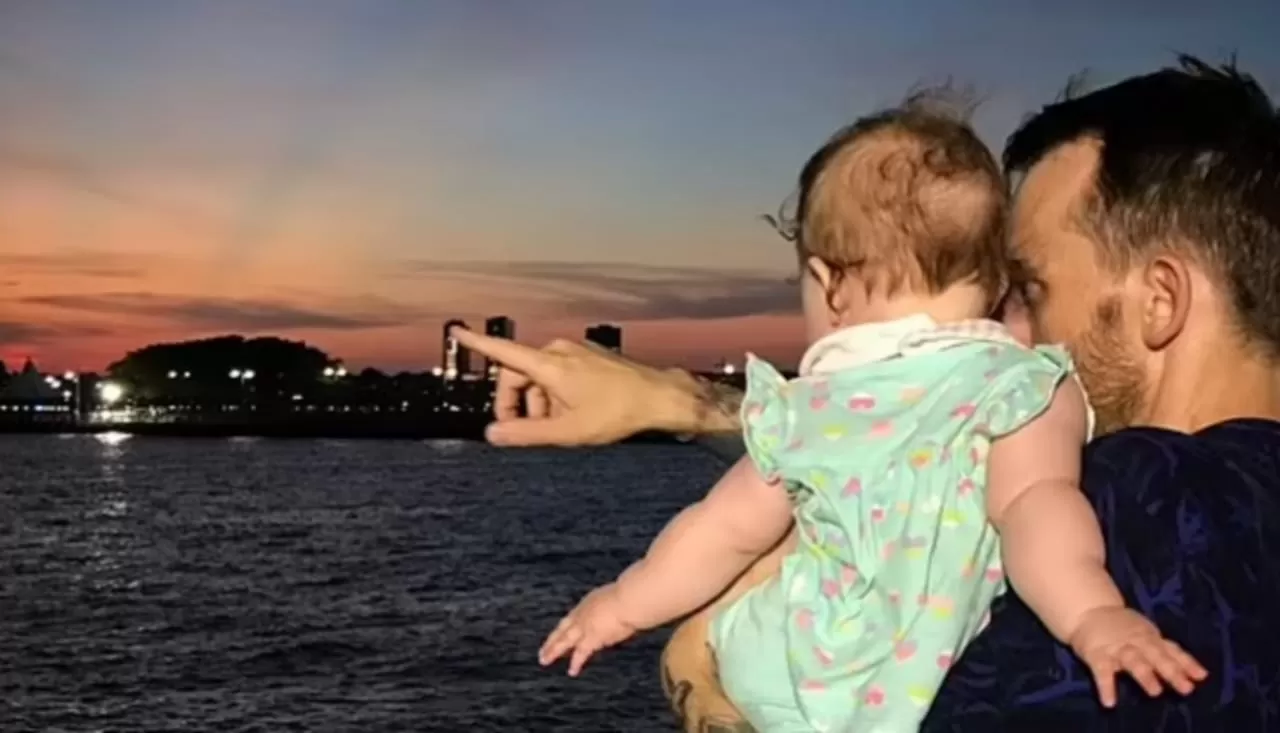 Daniel Auster junto a su hija, de 10 meses.