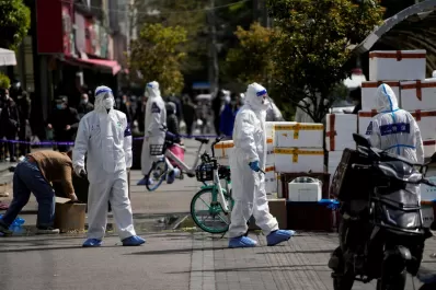 Hartos del confinamiento, habitantes de Shanghái realizan cacerolazos