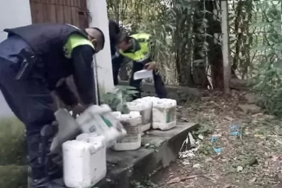 Yerba Buena: la policía debió rescatar bidones que contenían químicos valuados en US$ 4000 dólares