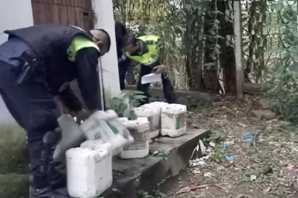 Yerba Buena: la policía debió rescatar bidones que contenían químicos valuados en US$ 4000 dólares
