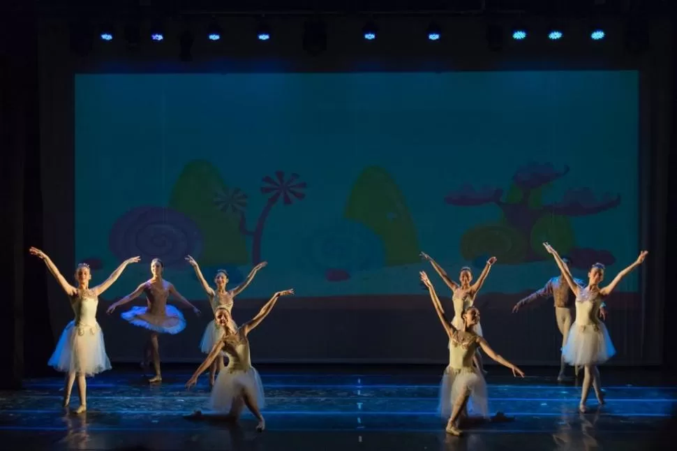 DESPLIEGUE CLÁSICO. Alumnos de la Fundación Bajo Jardín, en el cierre del ciclo 2021 y en su 25° aniversario. gentileza marga fuentes  