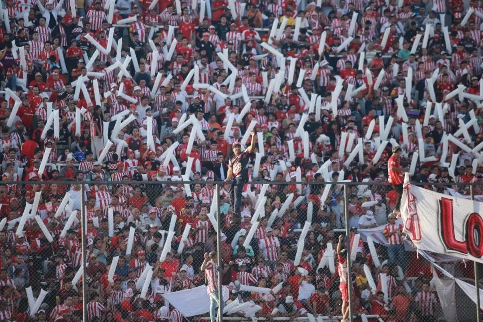 UNA CABECERA COPADA. Las autoridades esperaban unos 5.000 tucumanos, lo cual quedó confirmado con cómo se pobló el sector de tribunas del “Santo”.  