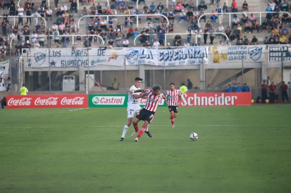 SIN RESPUESTAS. Lucas Diarte intenta cubrir la pelota ante la marca de Martín Ortega. San Martín volvió a cometer demasiados errores que le costaron otra dolorosa derrota. Esta vez, con eliminación.  