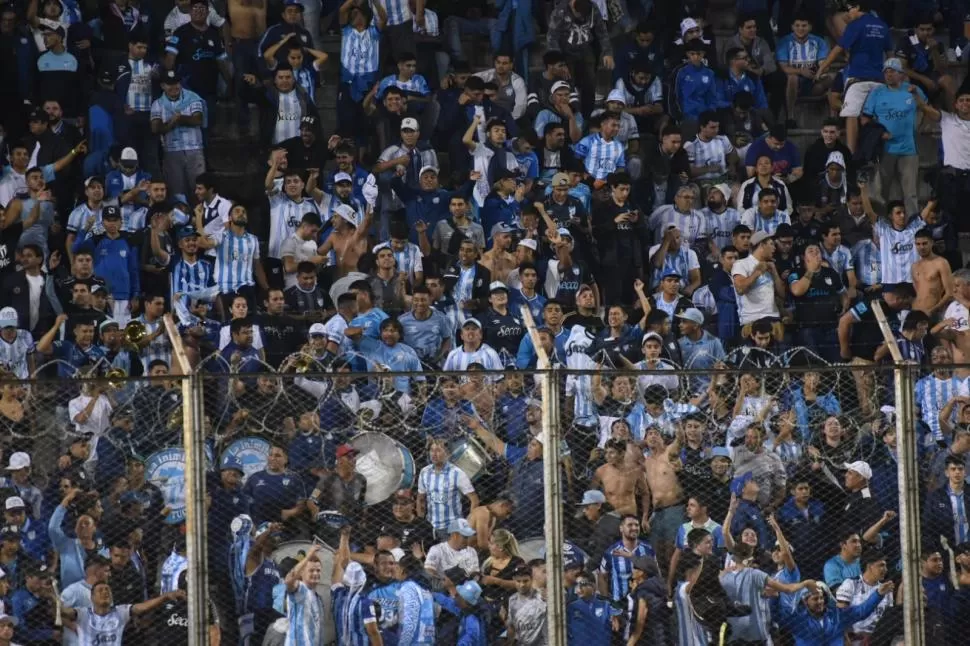 LOCURA TOTAL. Los hinchas “decanos” se hicieron sentir desde la cabecera del estadio “Padre Martearena”, que vibró al compás de los cánticos. El público finalmente volvió a festejar una buena victoria. 