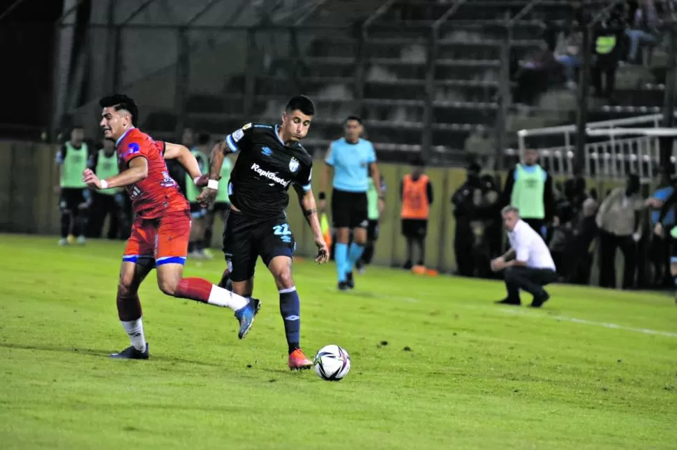 MANEJÓ LOS HILOS. Pereyra se llevó la mitad del crédito en el gol de Orihuela gracias a una estupenda asistencia. El volante pagó la confianza que le dio el entrenador con un muy buen partido en Salta.  