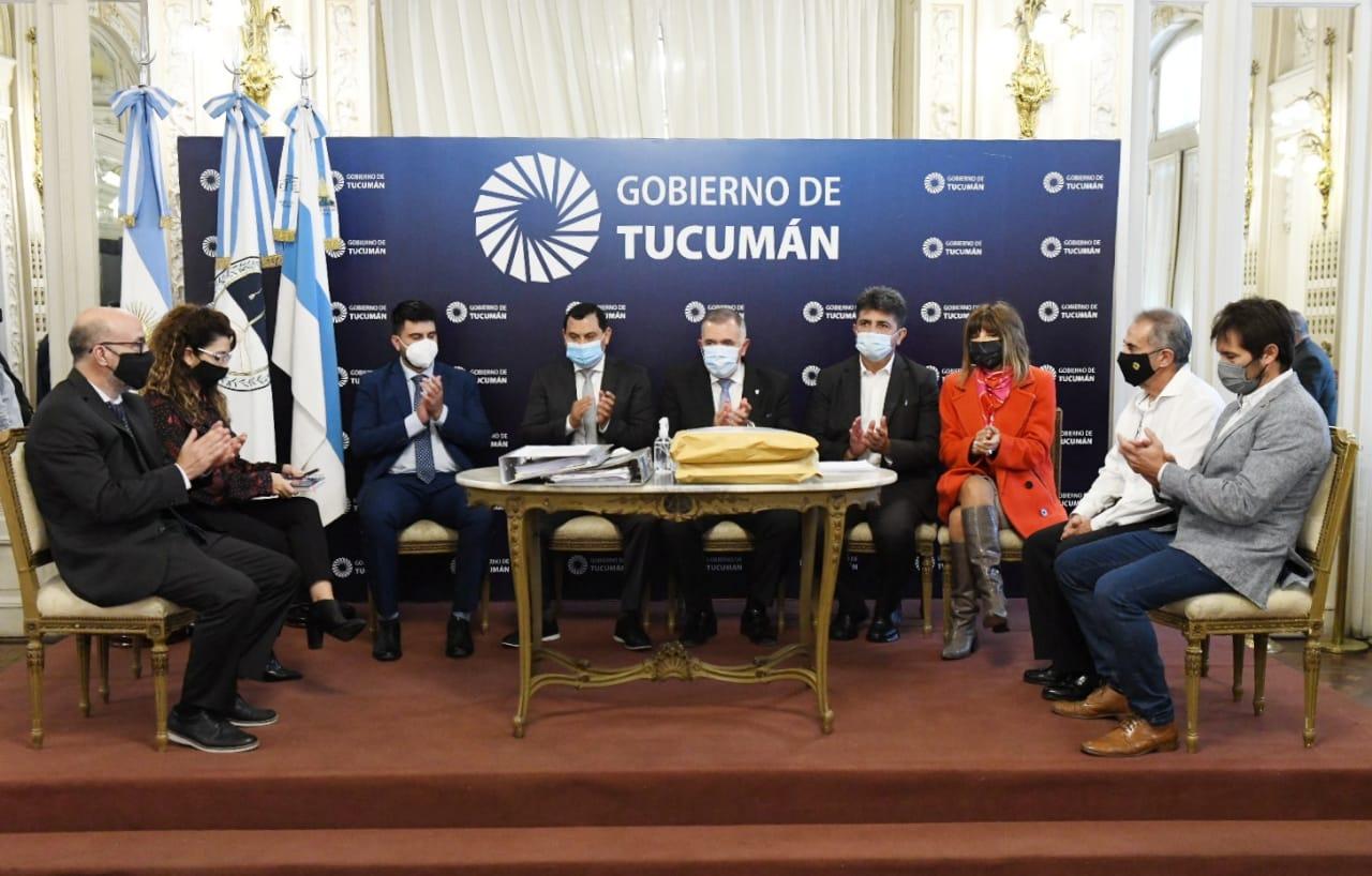 Autoridades llevan adelante la apertura de sobres en la sede del Poder Ejecutivo para la construcción de viviendas en Bella Vista y en Simoca. Foto Prensa Gobernación