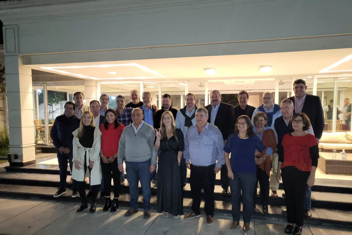 CENA ENTRE COMPAÑEROS. Los senadores nacionales, acompañados por Manzur, por Jaldo y por Sergio Mansilla, presidente subrogante de la Legislatura. Foto de Twitter @PYedlin