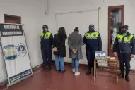 Dos mecheras le abrieron la mochila a una mujer, pero había policías mirándolas