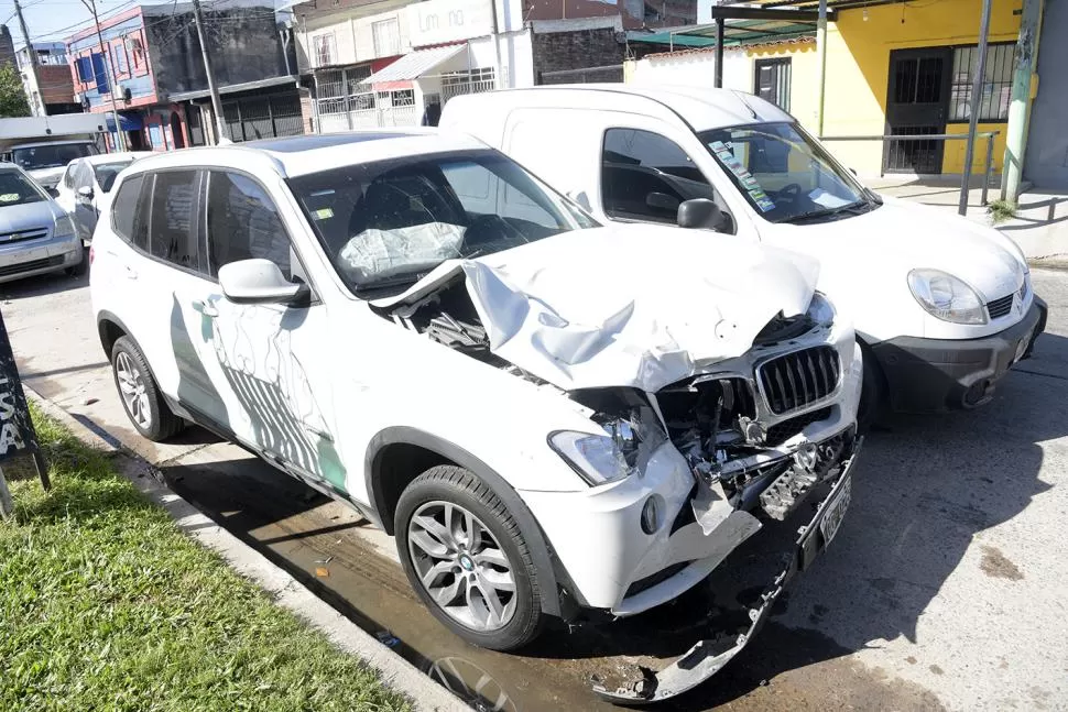 DESTROZADA. Así quedó el frente de la camioneta luego del choque en Mate de Luna al 2.700.  LA GACETA / FOTO DE franco vera 