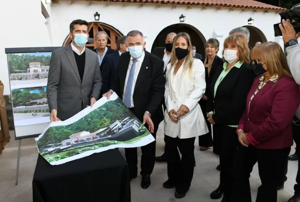 PROYECTO. Jaldo recorrió ayer las obras en la Primera Confitería, en San Javier, Allí hizo el sorpresivo anuncio. twitter@osvaldojaldo