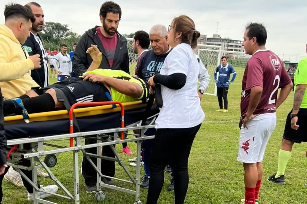 El traslado del árbitro herido.