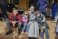 Angelina Jolie  viajó a Ucrania de sorpresa y conversó con refugiados