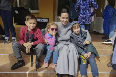 Angelina Jolie  viajó a Ucrania de sorpresa y conversó con refugiados