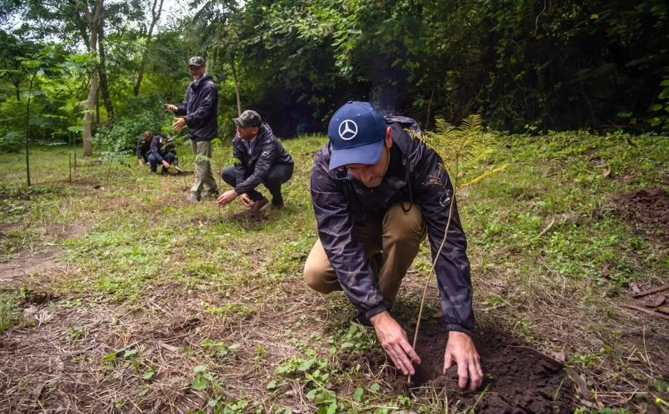 EN EL CAMPO. Directivos de Mercedes Benz y de Rolcar plantan árboles durante el día de campo que se realizó en la finca de Seamos Bosques. 