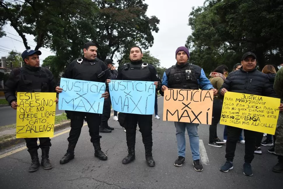 EN LA MARCHA. Los compañeros de las víctimas piden justicia. 