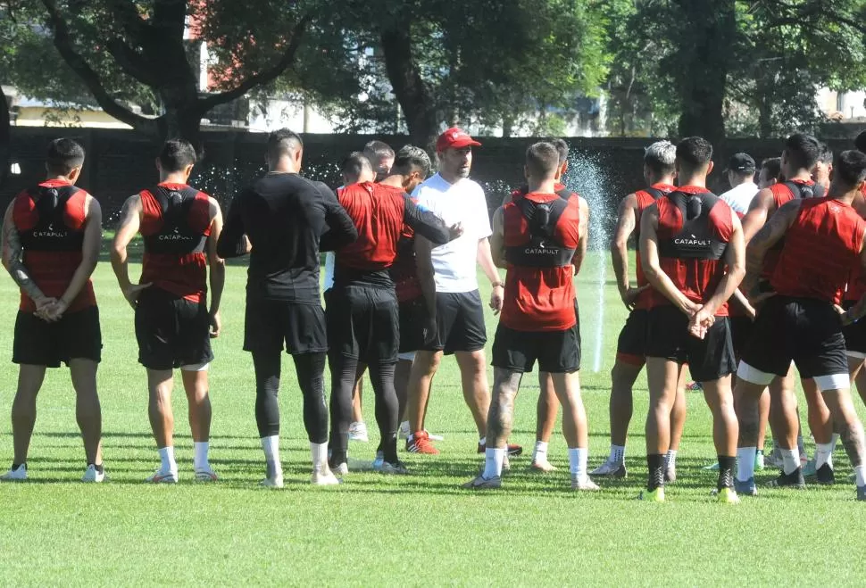 EL DESAFÍO ES CORTAR EL MAL MOMENTO. De Muner y sus dirigidos charlaron largo y tendido luego de las caídas contra Mitre y Quilmes. Volver a ser un equipo sólido atrás es el gran desafío a futuro. LA GACETA / FOTO DE ANTONIO FERRONI