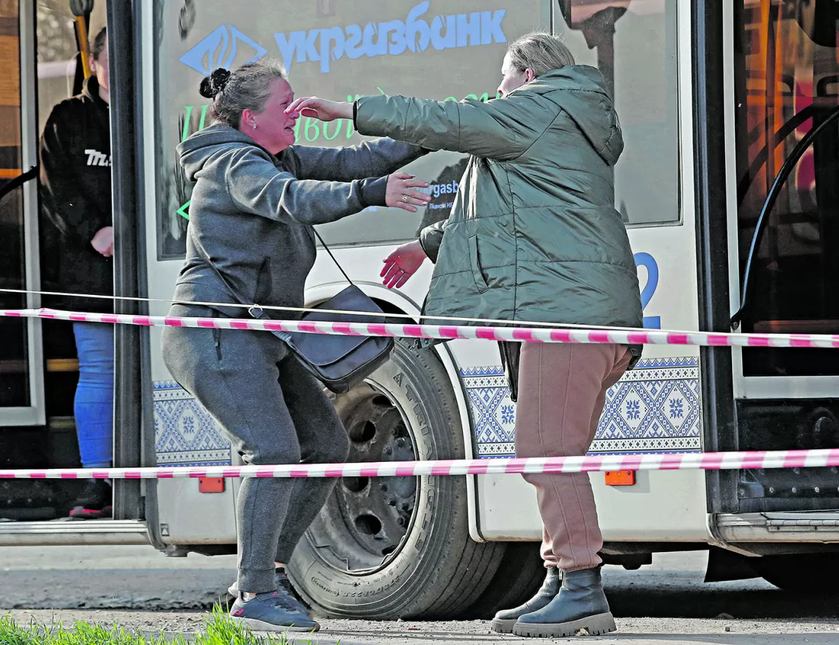Invasión rusa en Ucrania: un centenar de civiles logra salir del infierno de Mariúpol