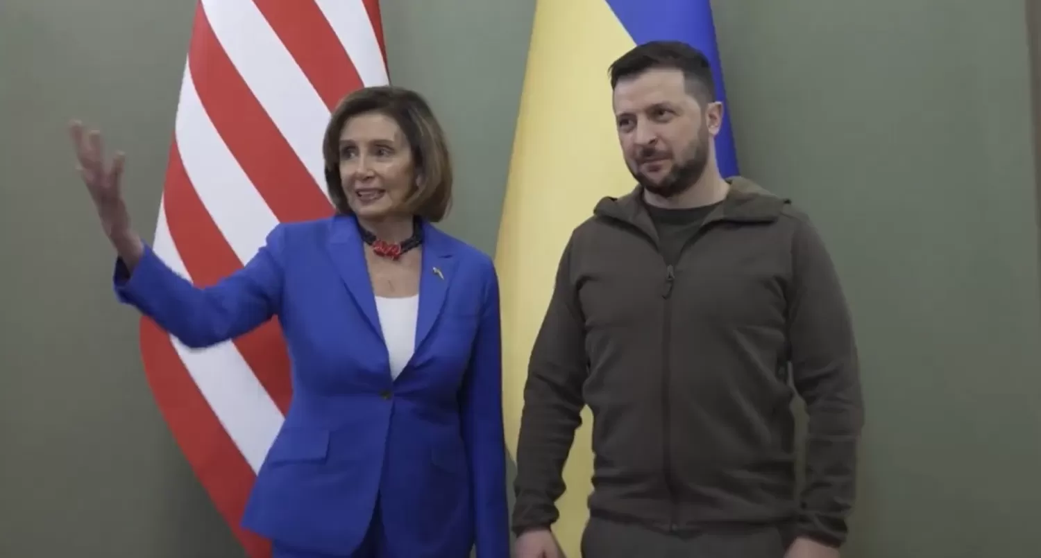 VISITA. Nancy Pelosi, funcionaria norteamericana, y el presidente de Ucrania, Volodymr Zelensky. FOTO TOMADA DE TWITTER @CSCteacher