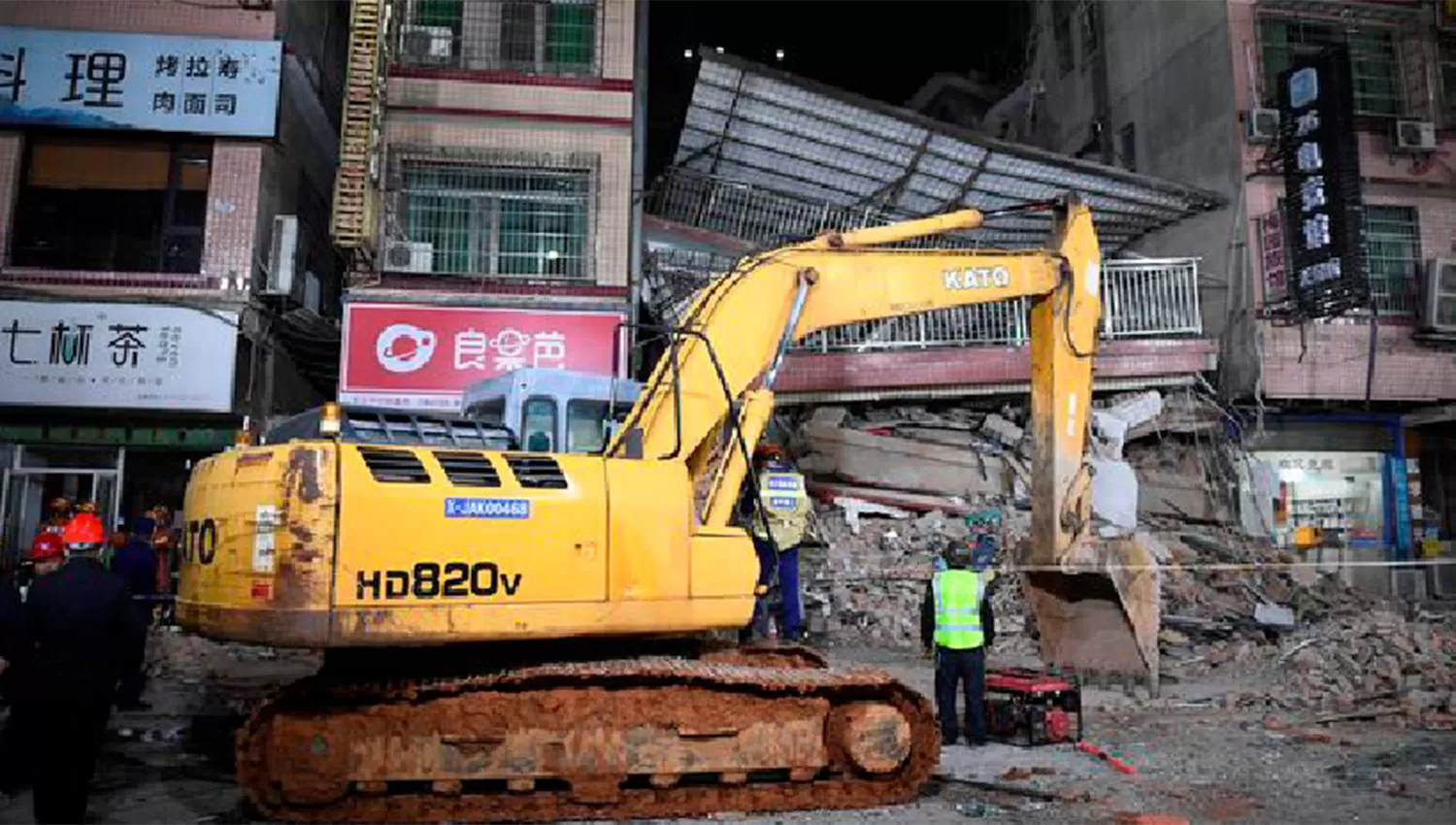 DESASTRE. En la zona quedó una montaña de ladrillos mientras los rescatistas buscan sobrevivientes.