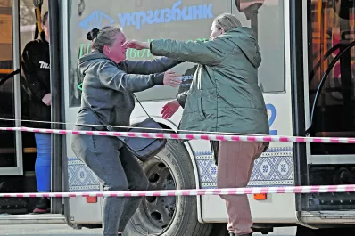 Invasión rusa en Ucrania: un centenar de civiles logra salir del infierno de Mariúpol