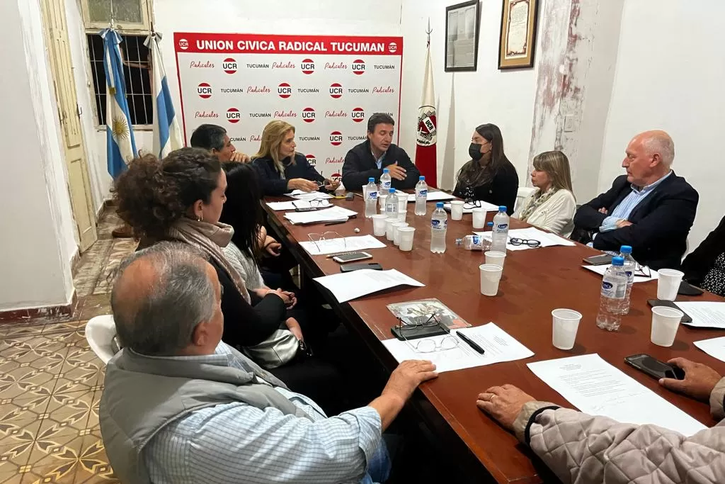 Reunión en la sede de la Unión Cívica Radical.