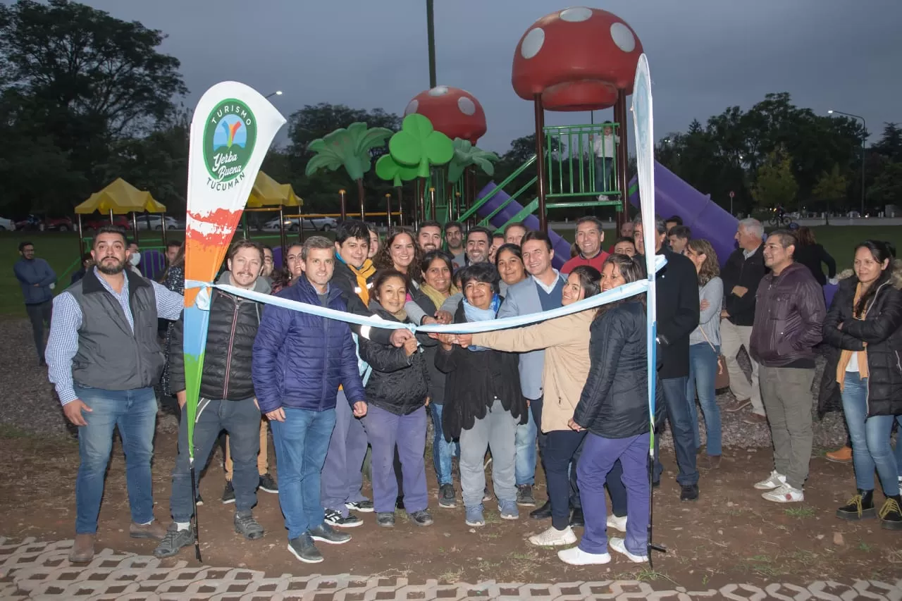 EN EL ACTO EN LA ROTONDA DE HORCO MOLLE. Campero, junto a Sánchez y a vecinos de la zona. Foto de Prensa Municipalidad de YB