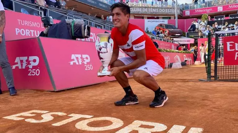 CÓMODO. Báez posa con la copa en el polvo de ladrillo portugués, la superficie que más le gusta. 