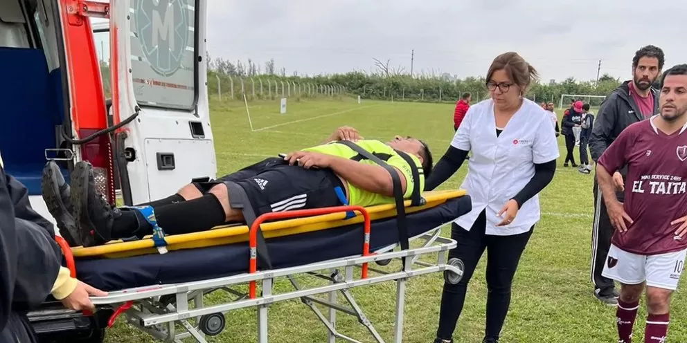 MOMENTO DE TENSIÓN. El árbitro es retirado en una ambulancia después de haber sido herido de un balazo por parte de un desconocido. 