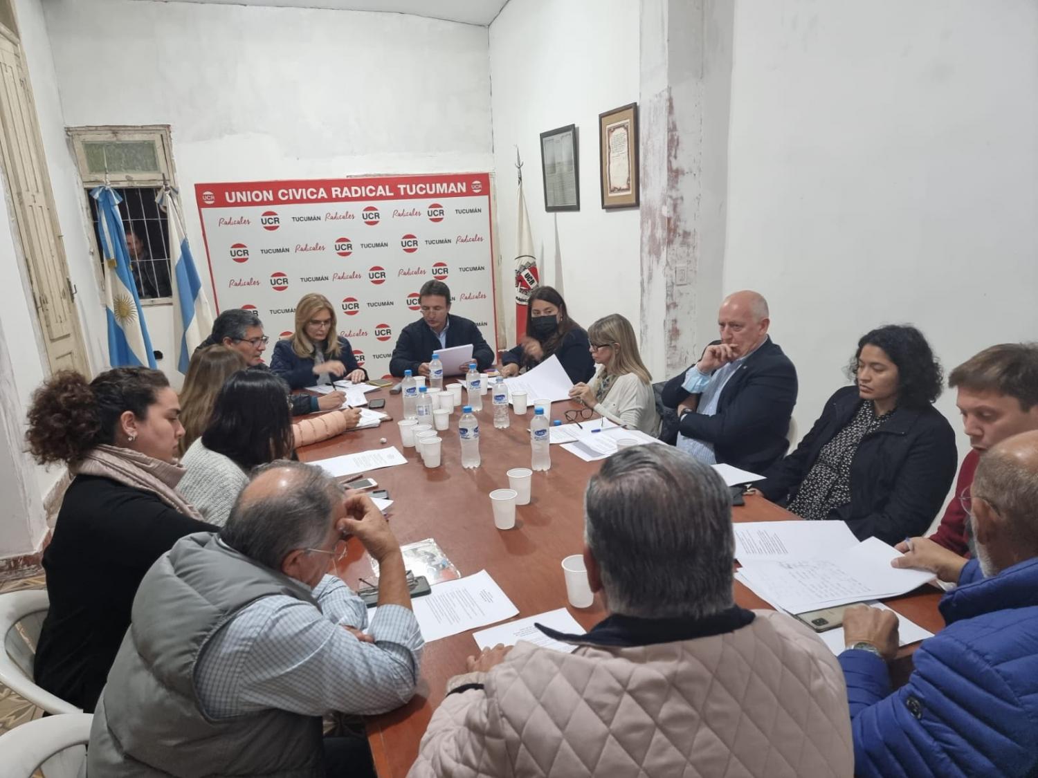 EN REUNIÓN. Radicales, presididos por el diputado nacional Roberto Sánchez.