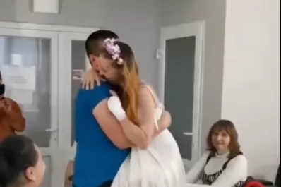 Video: el conmovedor baile de bodas de una enfermera ucraniana que perdió las piernas por una mina rusa