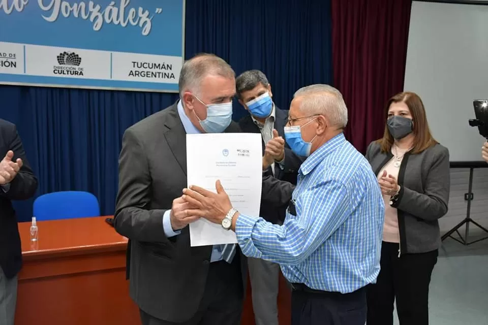 Jaldo en la entrega de escrituras. 