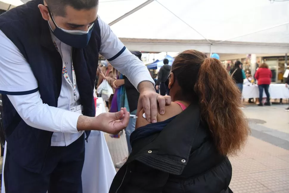 VACUNACIÓN. Una mujer recibe una dosis de la vacuna contra la Covid-19