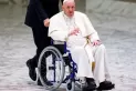 El Papa Francisco empezó a usar una silla de ruedas por sus dolores de rodilla