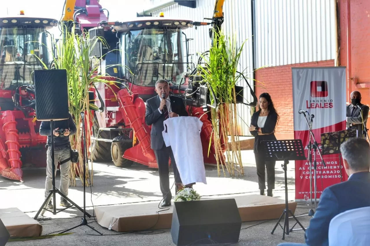 DISCURSO. El gobernador Osvaldo Jaldo encabezó el inicio de la zafra 2022 en el ingenio Leales.