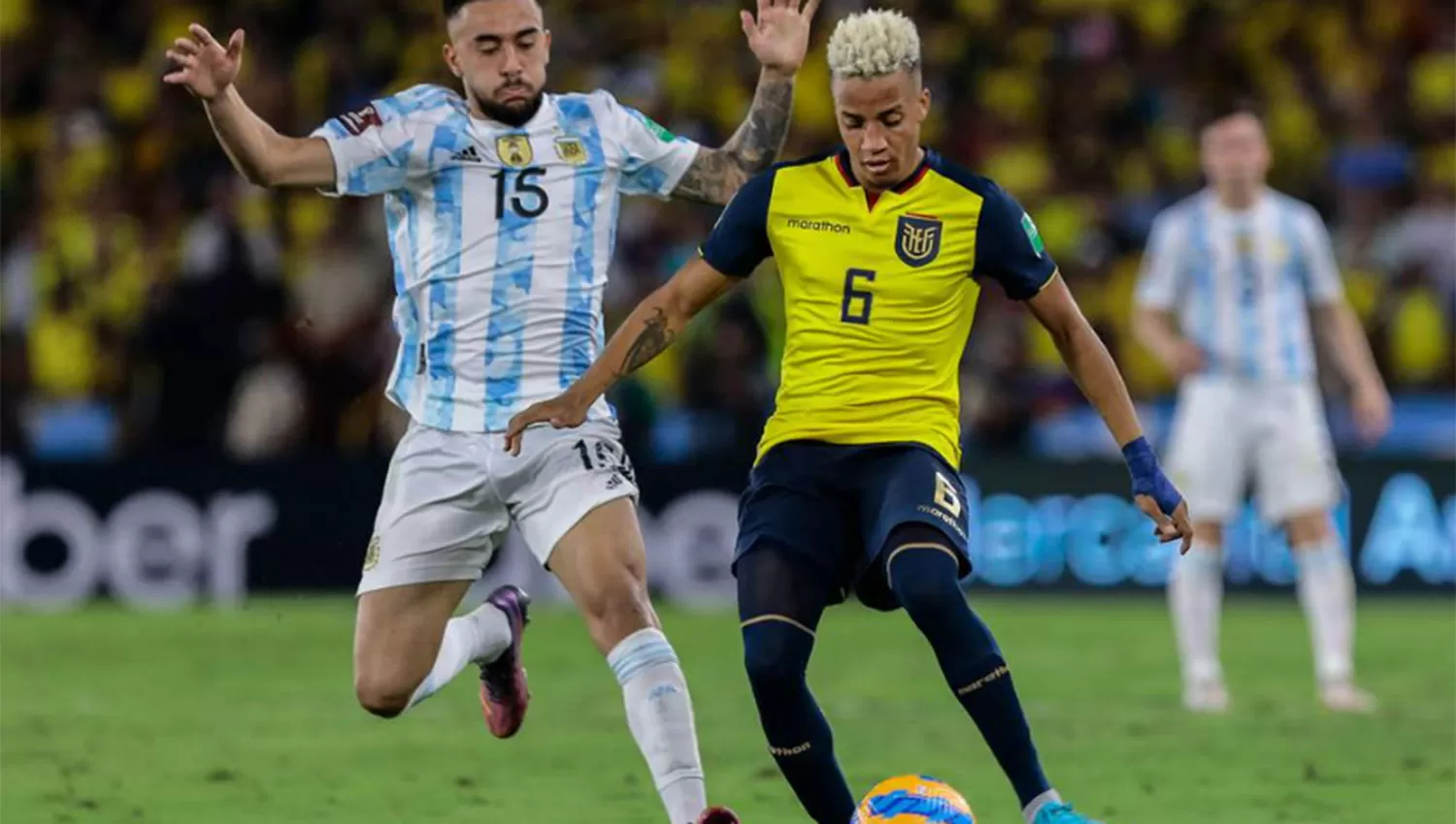 EN ELIMINATORIAS. Byron Castillo, en un partido ante Argentina.